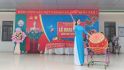 Cô Hiệu trưởng đánh trống khai trường