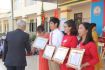 Thầy Nguyễn Văn Dần nguyên HT trao thưởng CSTĐ