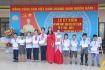 Cô Vương Thị Hồng Mai trao thưởng cho hs