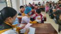 Học sinh được trạm y tế sang khám sức khỏe
