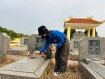 Đoàn viên thanh niên chăm sóc Nghĩa trang liệt sĩ tại thôn Từ Châu nhân dịp chuẩn bị Tết Bính Ngọ 2026