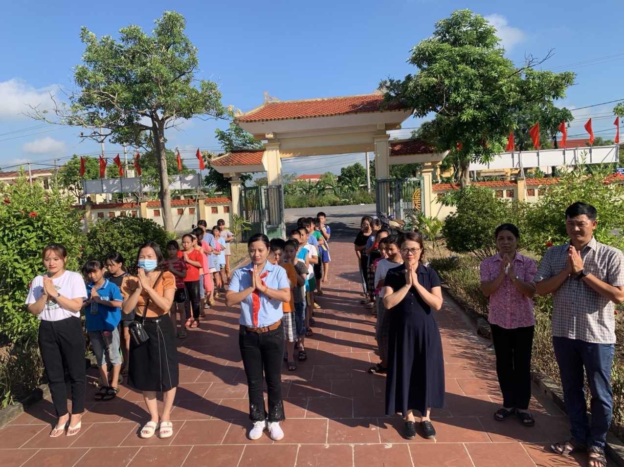 Thăm viếng nghĩa trang l;iệt sĩ xã Liên Châu