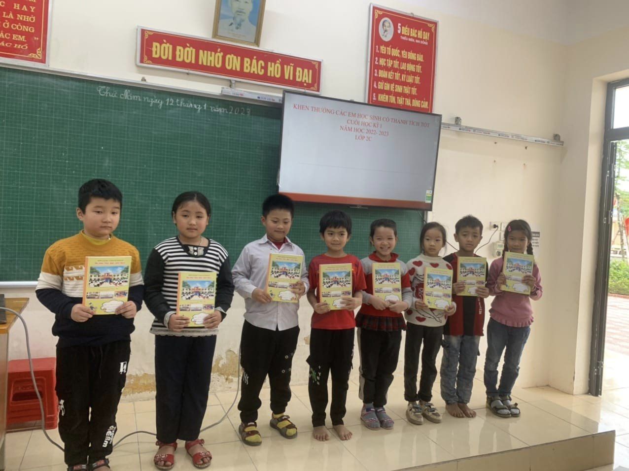 Tổng kết học kỳ 1 năm học 2022-2023. Khen thưởng các học sinh các lớp có thành tích trong học tập tại lớp.