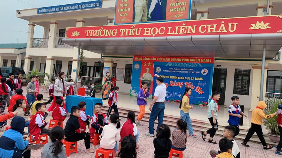 Chương trình "Thắp sáng ước mơ" được tổ chức vào sáng ngày 7/3/2023 tại trường Tiểu học Liên Châu