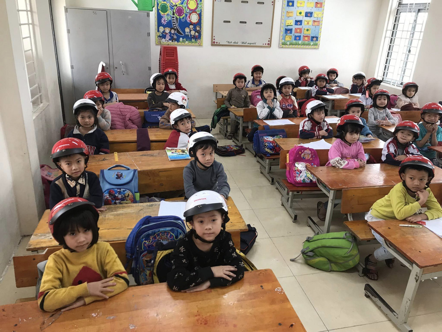 Nhà trường đã trao 256 mũ bảo hiểm cho học sinh khối 1,2 do hãng Honda tài trợ nhằm tuyên truyền "An toàn giao thông"