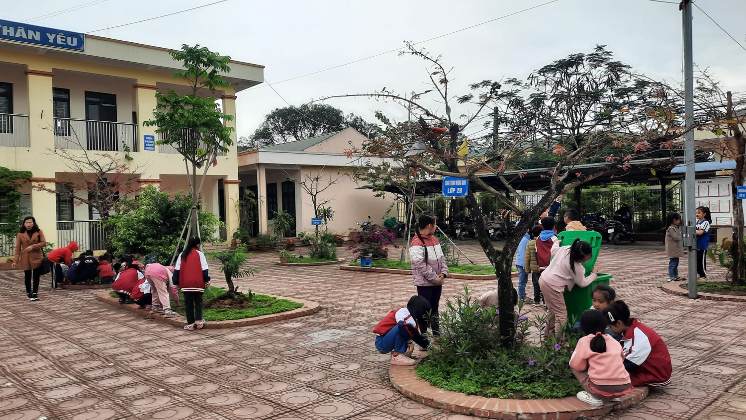 Học sinh trường TH Liên Châu rất tích cực chăm sóc công trình măng non