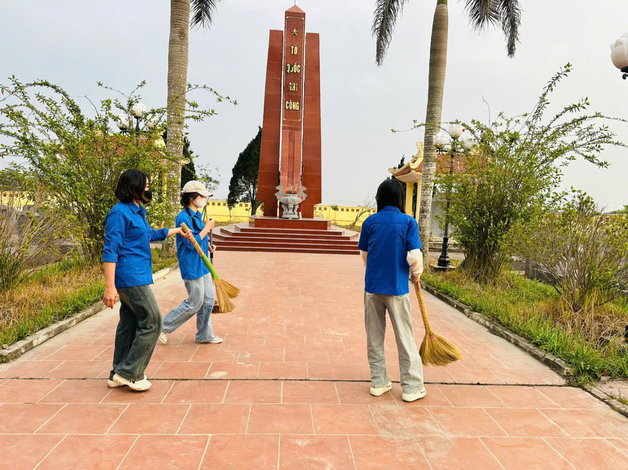CHI ĐOÀN CHĂM SÓC NGHĨA TRANG LIỆT SĨ