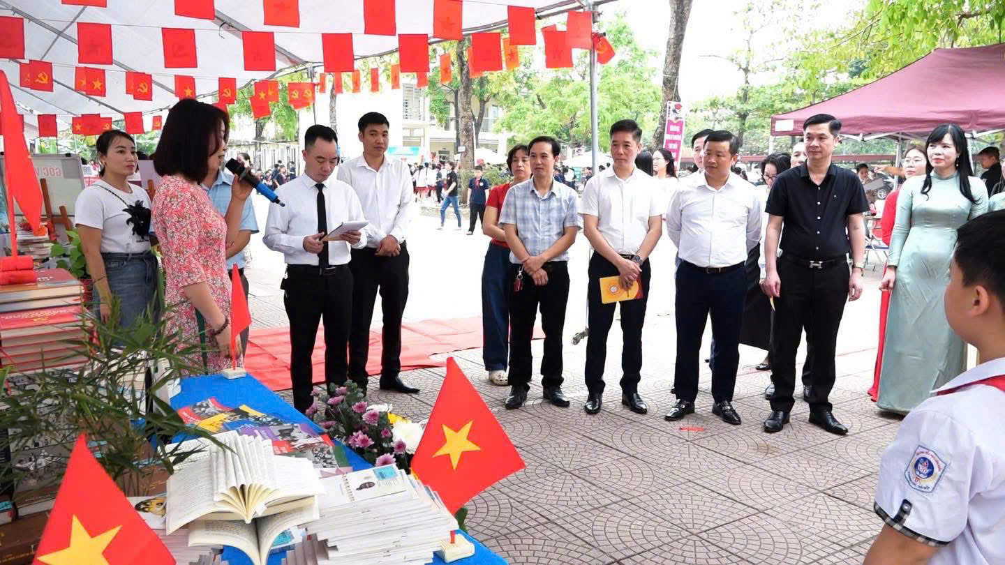 Ban giám khảo đang nghe cô giáo Đặng Thị Bình thuyết trình giới thiệu gian trưng bày