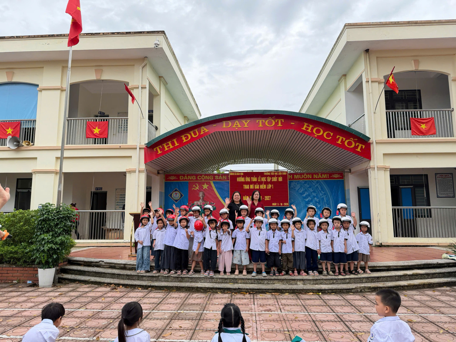 Trường Tiểu Học Liên Châu Khai Mạc “Tuần Lễ Hưởng Ứng Học Tập Suốt Đời” Và Trao Tặng Mũ Bảo Hiểm Cho Học Sinh Lớp 1 (Năm Học 2026 - 2027)