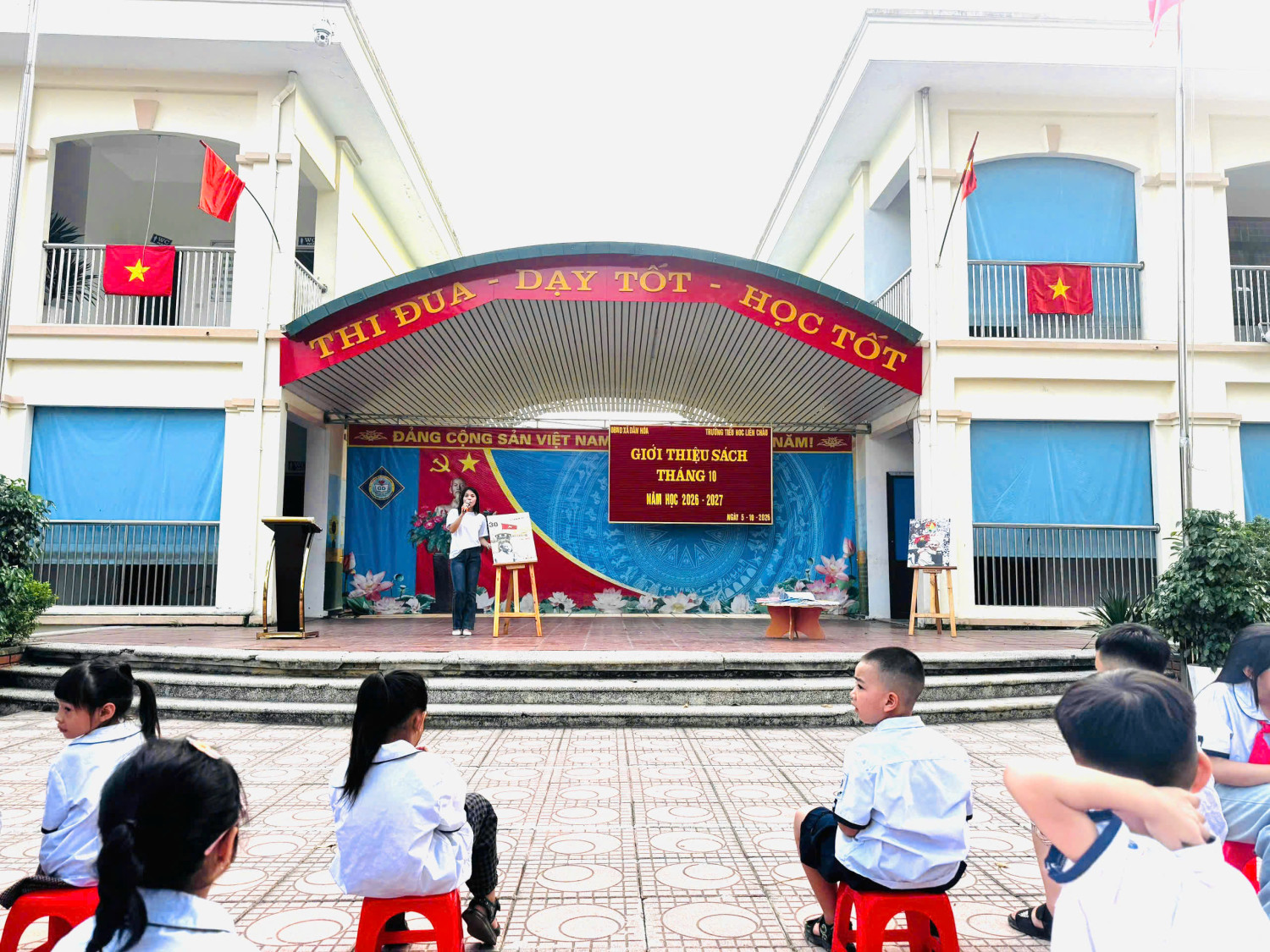 HOẠT ĐỘNG THƯ VIỆN: GIỚI THIỆU CUỐN SÁCH Ý NGHĨA CHÀO MỪNG CÁC NGÀY LỄ LỚN TRONG THÁNG 10